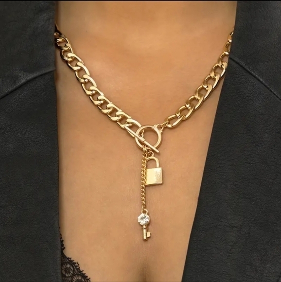 NWT Secure Your Love with This Unique Lock & Chain 18" Gold Necklace - Picture 2 of 4